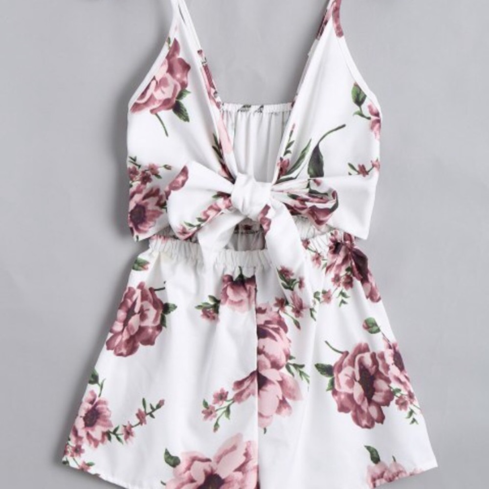 🎉HOST PICK & PM🎉Floral Tie Cut Out Romper